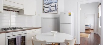 This cozy VILLA  is just a short walk to South Beach and the vibrant South Fremantle hub,