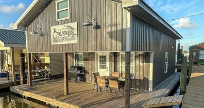 Fowl Hooked Lodge •Houseboat in Venice Marina
•Sleeps 8 •3 Bedrooms •2 Full Bath