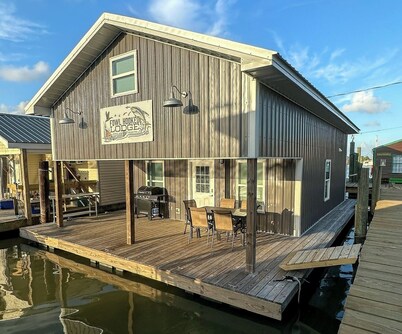 Fowl Hooked Lodge •Houseboat in Venice Marina
•Sleeps 8 •3 Bedrooms •2 Full Bath