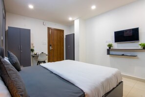 Studio, kaupunkinäköala | Tallelokero huoneessa, työpöytä