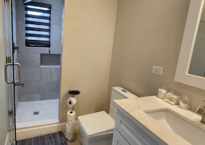 Douche, sèche-cheveux, serviettes fournies, savon