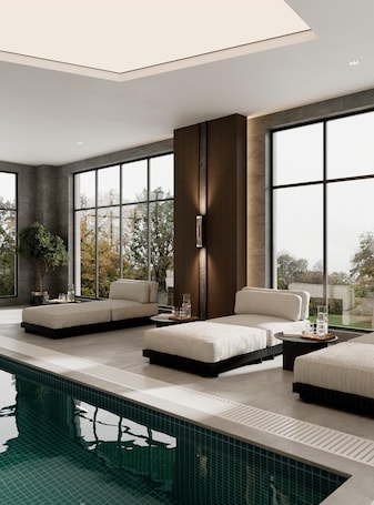 Una piscina techada, sillones reclinables de piscina. Shirvan Grand Hotel Shamakhi