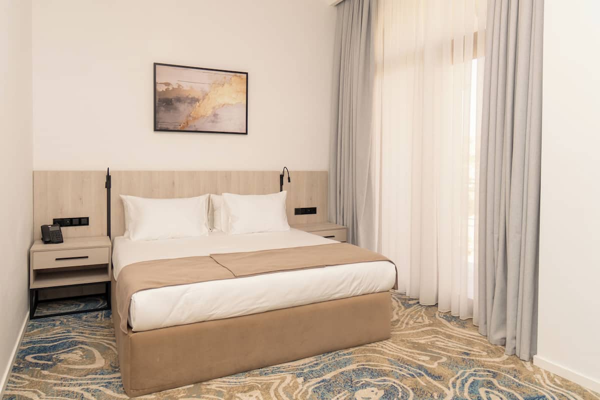 Chambre Deluxe Double ou avec lits jumeaux, vue ville | Coffres-forts dans les chambres, bureau