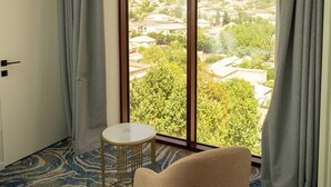 Una habitación con un ventanal grande, una mesa redonda y una silla.