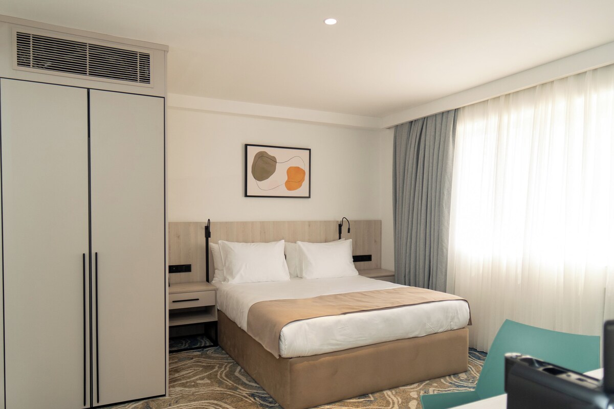 Standard Double Room | In-room safe, desk, laptop workspace, blackout drapes