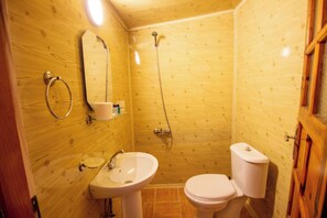 Cabane dans un arbre de base | Salle de bain | Douche, séchoir à cheveux, serviettes fournies, savon