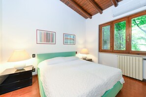 2 bedrooms, free WiFi, bed sheets - Villa Maria with private pool (Moniga del Garda)