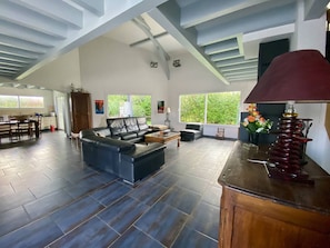 TV, fireplace - Bidart: Large 4-bedroom house near beaches, sleeps 8, peaceful (Bidart)