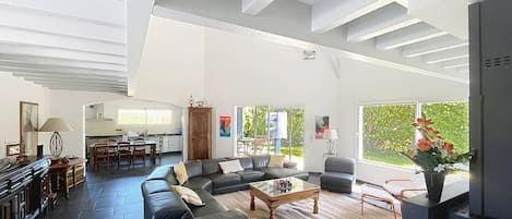 Télévision, cheminée