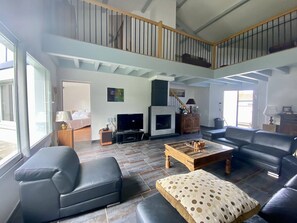 TV, fireplace