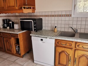 Kylskåp, mikrovågsugn, spishäll och diskmaskin