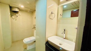 Superior Room | Bathroom - Tripoo Potala Palce (Darjeeling)