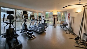 A gym with treadmills, elliptical machines, and weight equipment. - Vacation in the vacation apartment Morgenröte with sauna and terrace centrally located in Mirow (Mirow)