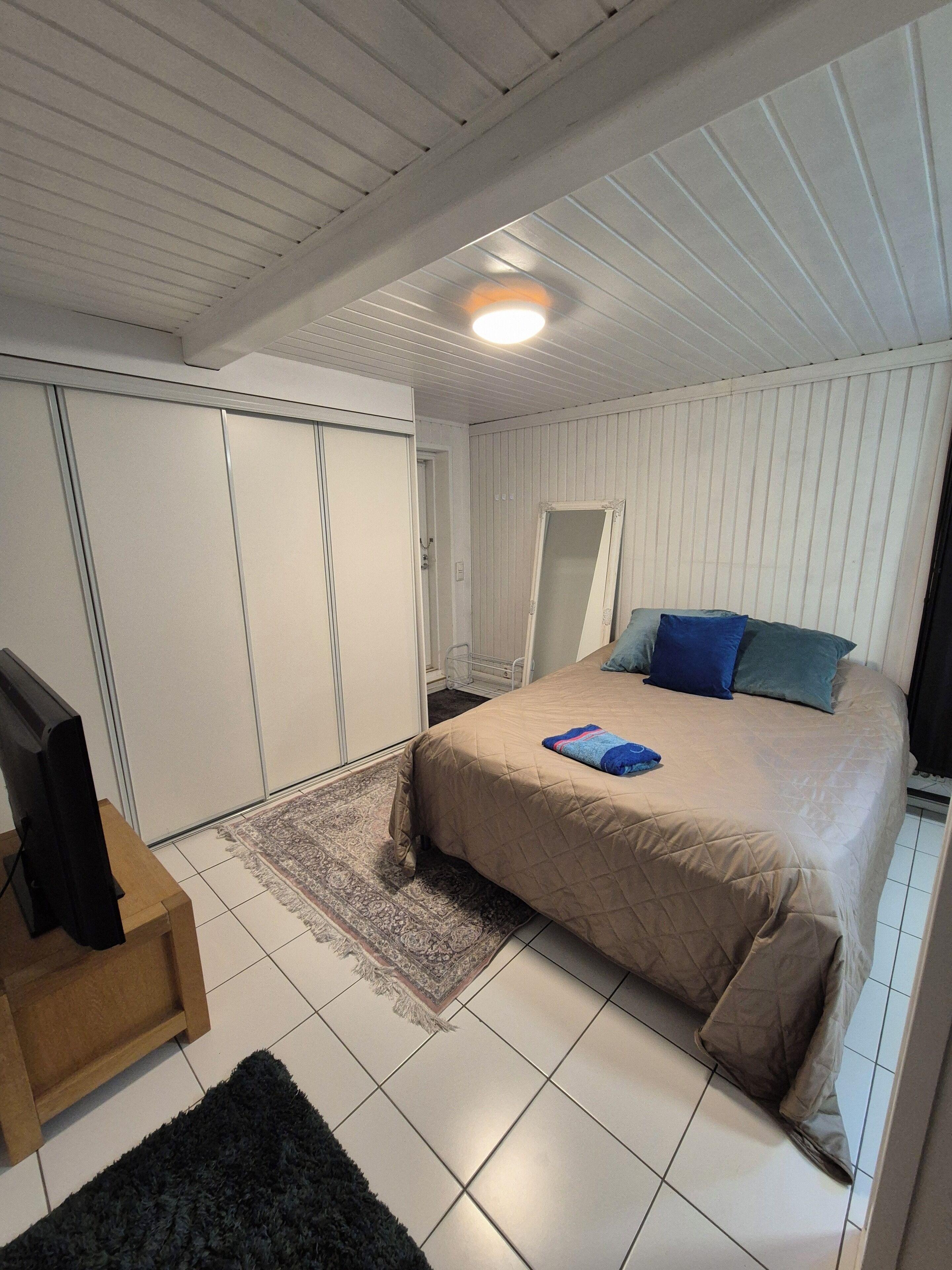 2 bedrooms, iron/ironing board, free WiFi, bed sheets