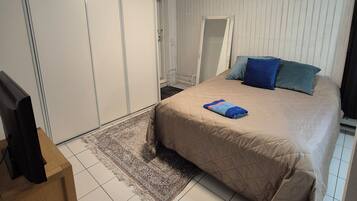 2 bedrooms, iron/ironing board, free WiFi, bed sheets