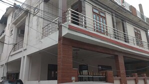 A multi-story building with a covered entrance and a balcony. - Ashiyana Upvan Homestay (Lucknow)
