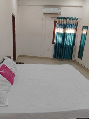 Deluxe Room | Rollaway beds, free WiFi, bed sheets - Ashiyana Upvan Homestay (Lucknow)