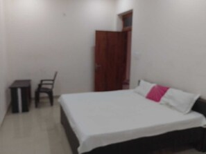Double Room | Rollaway beds, free WiFi, bed sheets - Ashiyana Upvan Homestay (Lucknow)