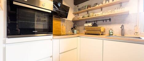 Kühlschrank, Ofen, Herdplatte, Wasserkocher mit Kaffee-/Teezubehör