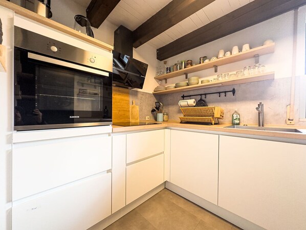 Réfrigérateur, four, plaque de cuisson, cafetière/bouilloire