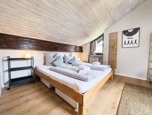 3 chambres, bureau, Wi-Fi gratuit, draps fournis