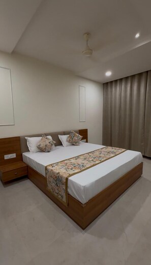 Egyptian cotton sheets, premium bedding, down comforters, desk - Hotel Tilak (Harda)