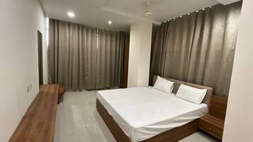 Chambre Double Deluxe, balcon, vue ville | Draps en coton égyptien, literie de qualité supérieure