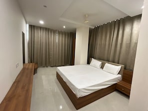 Deluxe Double Room, Balcony, City View | Cadar kapas Mesir, peralatan tempat tidur premium, gebar bulu kapas 