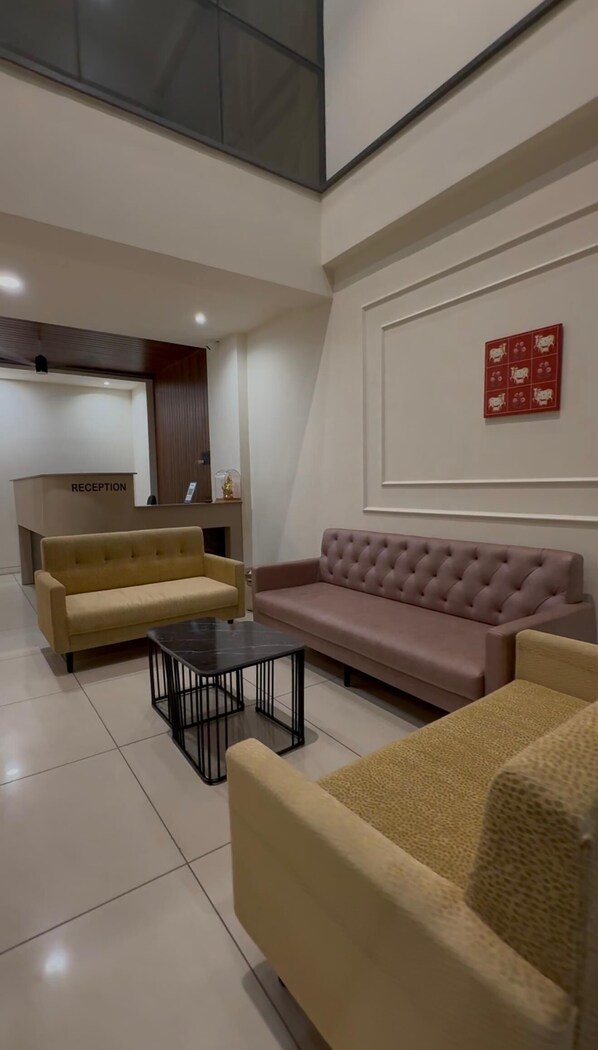 Lobby sitting area - Hotel Tilak (Harda)