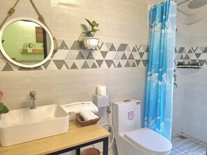Shower, hair dryer, bidet, towels
