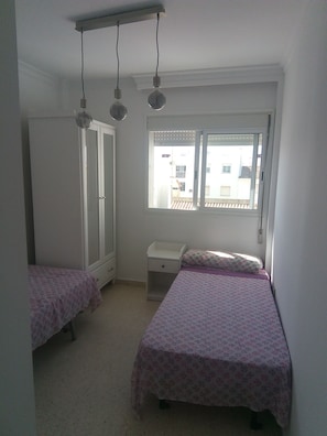 2 bedrooms, iron/ironing board, bed sheets - EL MEJOR ATICO DE BARBATE (Unknown)