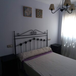 2 dormitorios, tabla de planchar con plancha, ropa de cama