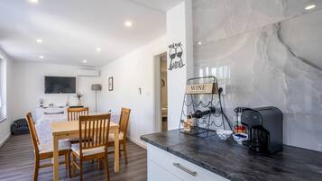 Apartment, 3 Bedrooms, Balcony, Garden View | Dining room