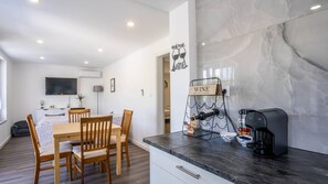 Apartment, 3 Bedrooms, Balcony, Garden View | Dining room