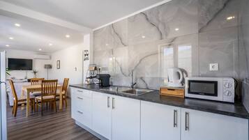 Apartment, 3 Bedrooms, Balcony, Garden View | Interior