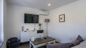 Apartment, 3 Bedrooms, Balcony, Garden View | Living room