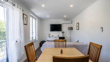 Apartment, 3 Bedrooms, Balcony, Garden View | Dining room