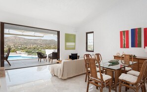 Villa, vista al mar | Área de sala de estar | Smart TV de 50 pulgadas con canales vía satélite y Netflix 
