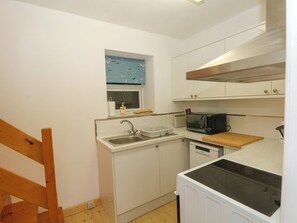 Dishwasher, cookware/dishes/utensils - Holme Cottage (Hebden Bridge)