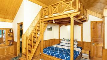 Familiekamer, uitzicht op bergen | Een bureau, een laptopwerkplek, gratis wifi