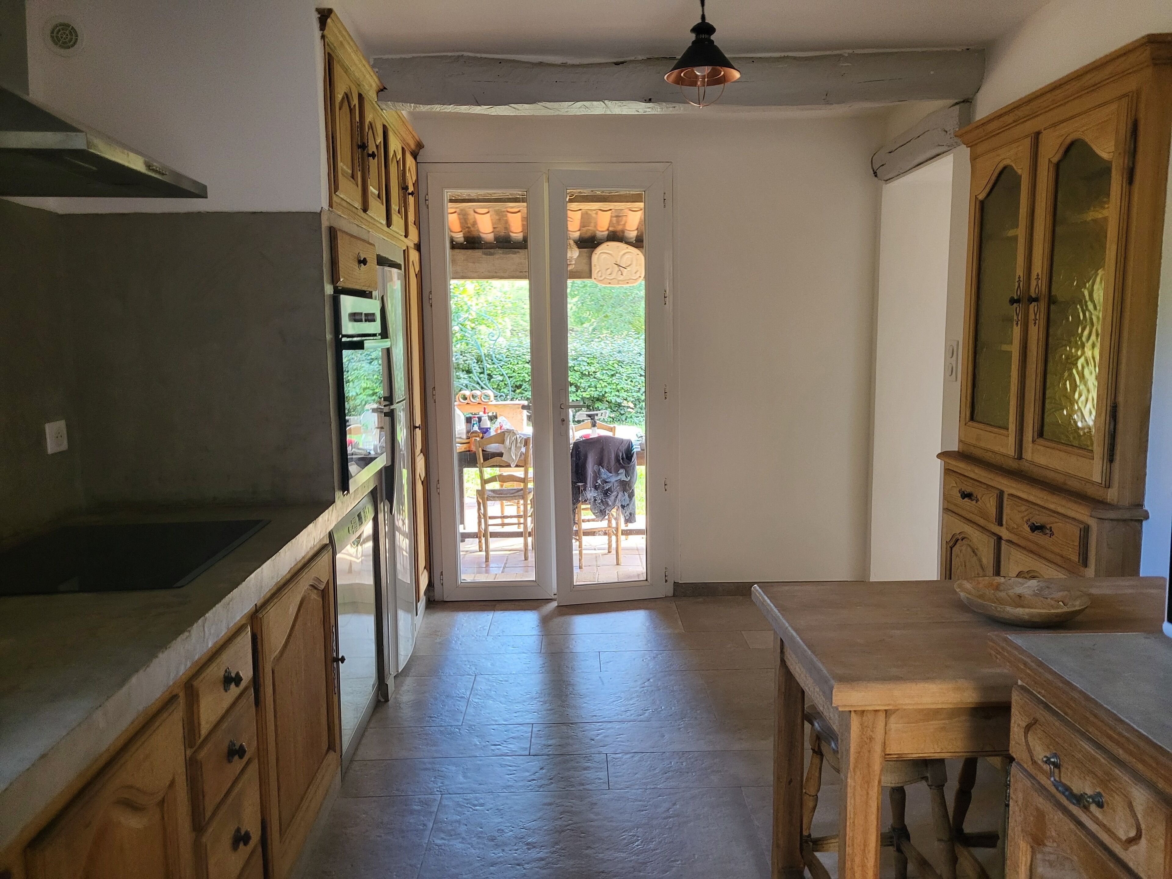 Wasserkocher mit Kaffee-/Teezubehör, Kühlschrank, Mikrowelle, Ofen