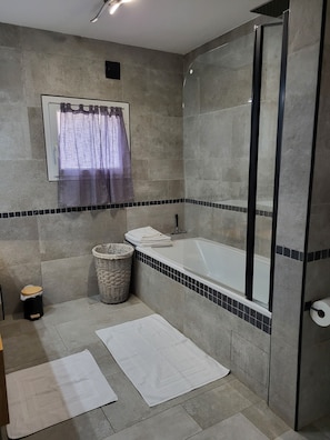 Haartrockner, Handtücher, Toilettenpapier