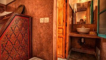 Douche, serviettes fournies, papier toilette