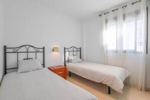 1 bedroom, iron/ironing board, WiFi, bed sheets - Center: 1 room (Dos Hermanas)