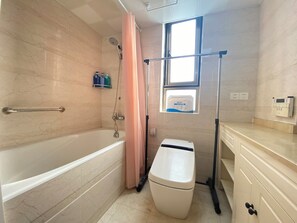 Designer toiletries, hair dryer, towels, soap - Shanghai Hills & Moment Family house close to The Bund (Shanghai)