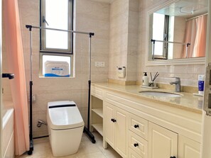 Designer toiletries, hair dryer, towels, soap - Shanghai Hills & Moment Family house close to The Bund (Shanghai)