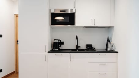 Refrigerador, placa de cocina, tetera/pava eléctrica