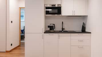 Refrigerador, placa de cocina, tetera/pava eléctrica