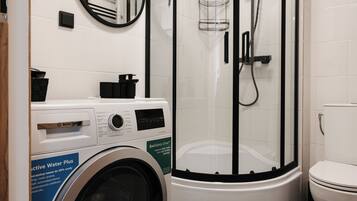 Apartemen (1 A) | Kamar mandi | Shower dan handuk