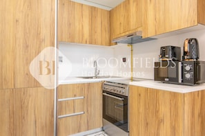 Kühlschrank, Mikrowelle, Ofen, Wasserkocher mit Kaffee-/Teezubehör